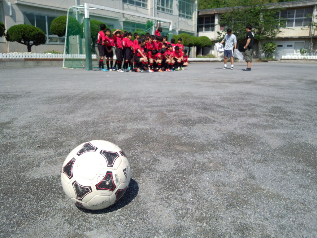 片瀬小学校のグラウンドで活動する湘南レオーネの子どもたち